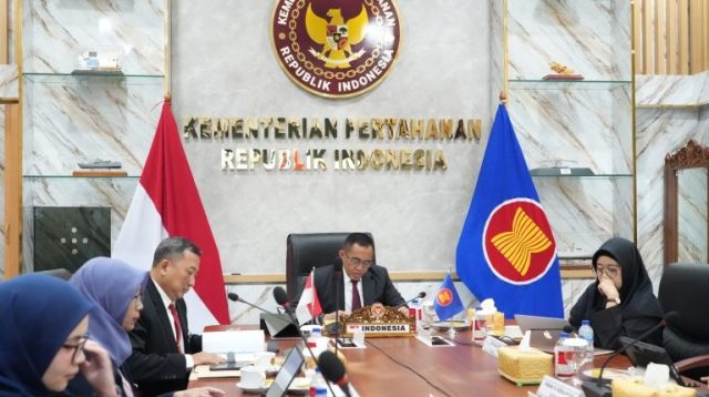 Sekretaris Jenderal Kementerian Pertahanan Republik Indonesia (Sekjen Kemhan RI) Letjen TNI Tri Budi Utomo menghadiri Pertemuan ASEAN Defence Senior Officials’ Meeting Plus (ADSOM-Plus) secara daring di kantor Kemhan, Jakarta, Kamis (27/8/2026). (Dok. kemhan.go.id)