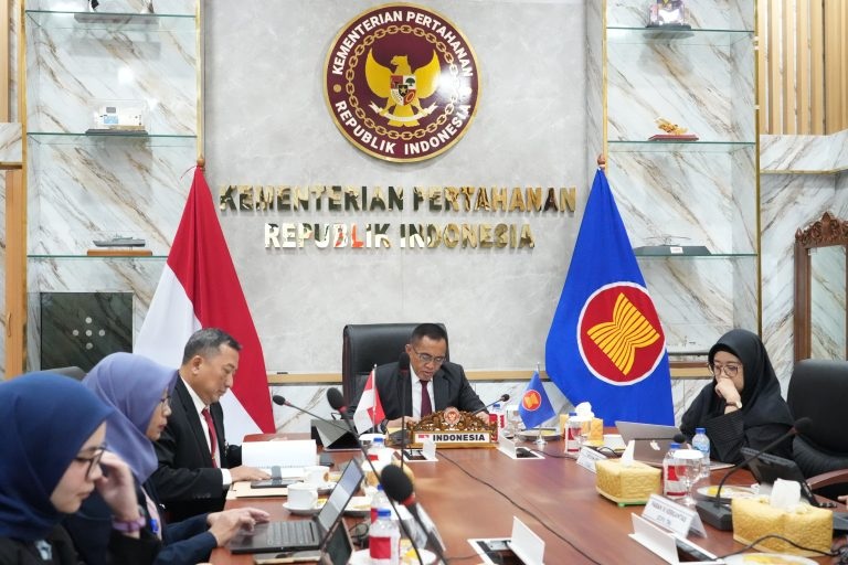 Sekretaris Jenderal Kementerian Pertahanan Republik Indonesia (Sekjen Kemhan RI) Letjen TNI Tri Budi Utomo menghadiri Pertemuan ASEAN Defence Senior Officials’ Meeting Plus (ADSOM-Plus) secara daring di kantor Kemhan, Jakarta, Kamis (27/8/2026). (Dok. kemhan.go.id)