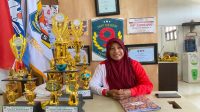 Kepala Sekolah SMP Negeri 9 Tenggarong, Etik Setijawati.(Dok.Far/Lingkarkaltim)