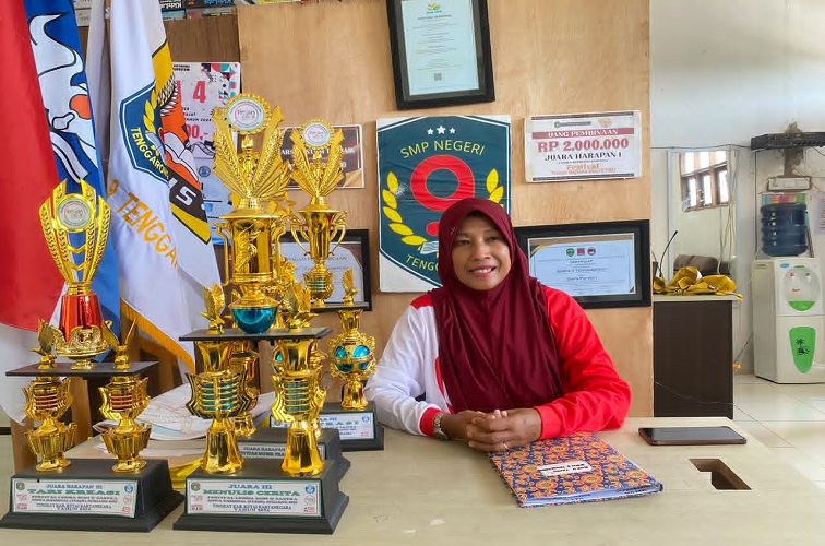 Kepala Sekolah SMP Negeri 9 Tenggarong, Etik Setijawati.(Dok.Far/Lingkarkaltim)