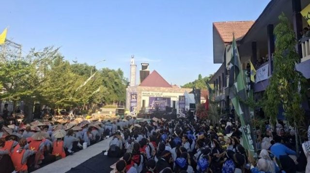 Suasana hari terakhir PKKMB di lapangan parkir Masjid Al Hijrah Unikarta Tenggarong. (M. As'ari/Lingkarkaltim)