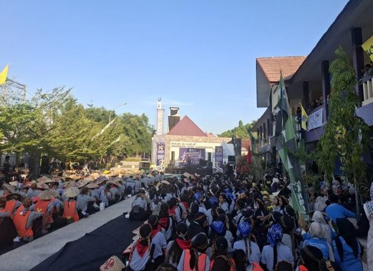 Suasana hari terakhir PKKMB di lapangan parkir Masjid Al Hijrah Unikarta Tenggarong. (M. As'ari/Lingkarkaltim)