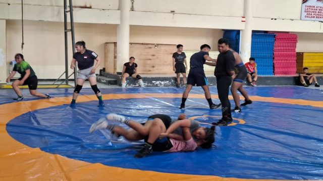Suasana Latihan Gulat di Gedung Beladiri Stadion Rondong Demang, Jl. Tenis Lapangan, Tenggarong, Jumat (14/8/26). (Dilla/lingkarkaltim)