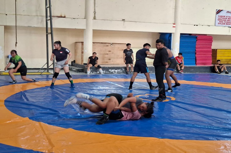 Suasana Latihan Gulat di Gedung Beladiri Stadion Rondong Demang, Jl. Tenis Lapangan, Tenggarong, Jumat (14/8/26). (Dilla/lingkarkaltim)