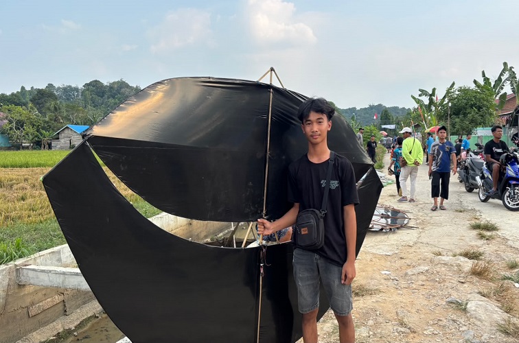 Layang-layang raksasa, Sabtu (22/8/2026) (Rizki/Lingkarkaltim)