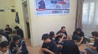 Antar Wartawan bermain domino di Sekretariat PWI Kukar, Sabtu (15/8/26). (Dilla/lingkarkaltim)