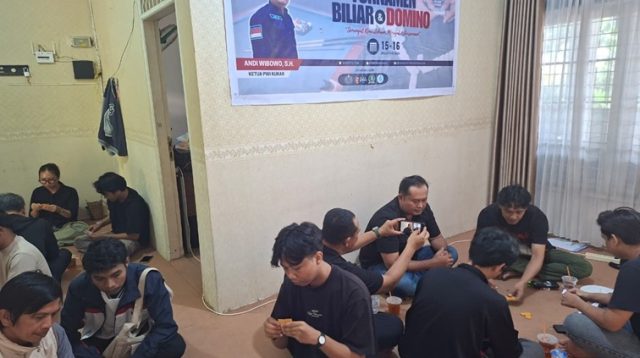Antar Wartawan bermain domino di Sekretariat PWI Kukar, Sabtu (15/8/26). (Dilla/lingkarkaltim)