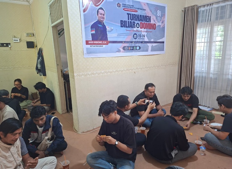 Antar Wartawan bermain domino di Sekretariat PWI Kukar, Sabtu (15/8/26). (Dilla/lingkarkaltim)