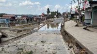 Jalan longsor, Sabtu (15/82026) (Rizki/Lingkarkaltim)