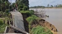 jalan longsor di Desa Batuq, Kamis (13/8/2026) (Suwandi/Lingkarkaltim)