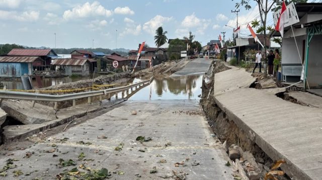 Jalan longsor, Sabtu (15/82026) (Rizki/Lingkarkaltim)
