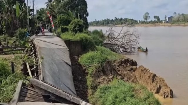 jalan longsor di Desa Batuq, Kamis (13/8/2026) (Suwandi/Lingkarkaltim)