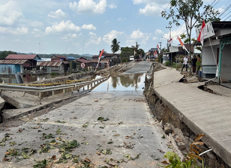 Jalan longsor, Sabtu (15/82026) (Rizki/Lingkarkaltim)