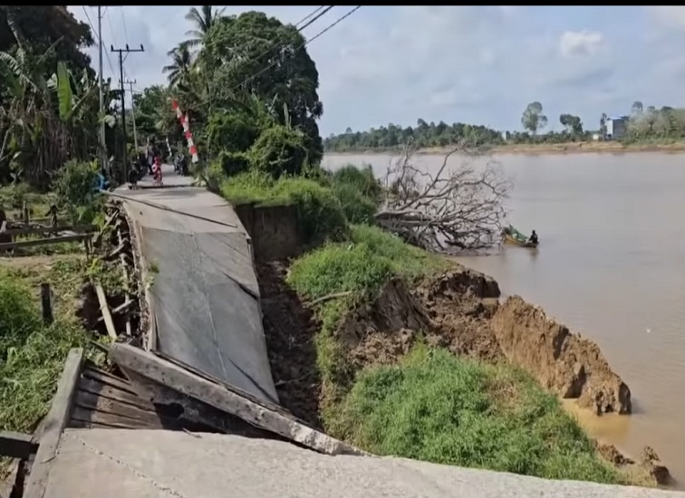 jalan longsor di Desa Batuq, Kamis (13/8/2026) (Suwandi/Lingkarkaltim)