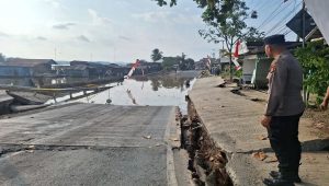 Kondisi Jalan Yos Sudarso, Dusun Margasari, Desa Jembayan,Kec. Loa Kulu Amblas, Sabtu (15/8/26). (Doc. Pemerintah Jembayan)