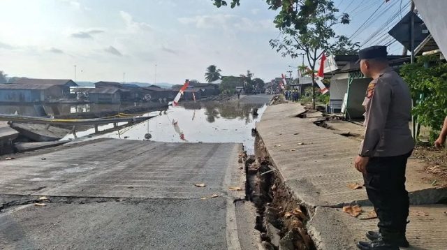 Kondisi Jalan Yos Sudarso, Dusun Margasari, Desa Jembayan,Kec. Loa Kulu Amblas, Sabtu (15/8/26). (Doc. Pemerintah Jembayan)