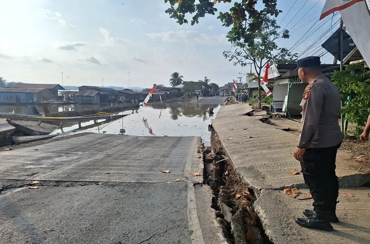 Kondisi Jalan Yos Sudarso, Dusun Margasari, Desa Jembayan,Kec. Loa Kulu Amblas, Sabtu (15/8/26). (Doc. Pemerintah Jembayan)