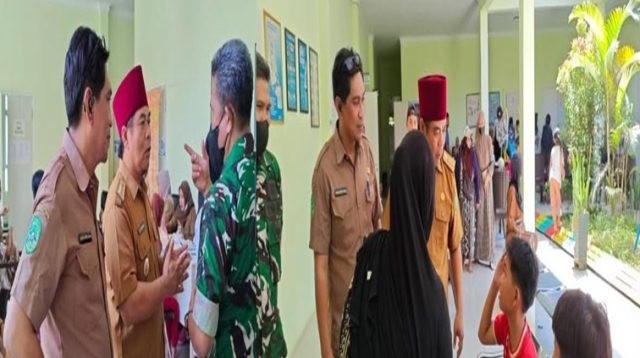 Camat Sebulu kunjungi puskesmas sebulu terkait puluhan anak hingga orang dewasa diduga keracunan MBG, Senin (3/8/26). (Doc. Edy Fachruddin).