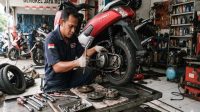 Bengkel motor di tenggarong, Selasa (25/8/2026) (Rizki/Lingkarkaltim)