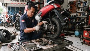 Bengkel motor di tenggarong, Selasa (25/8/2026) (Rizki/Lingkarkaltim)