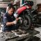 Bengkel motor di tenggarong, Selasa (25/8/2026) (Rizki/Lingkarkaltim)