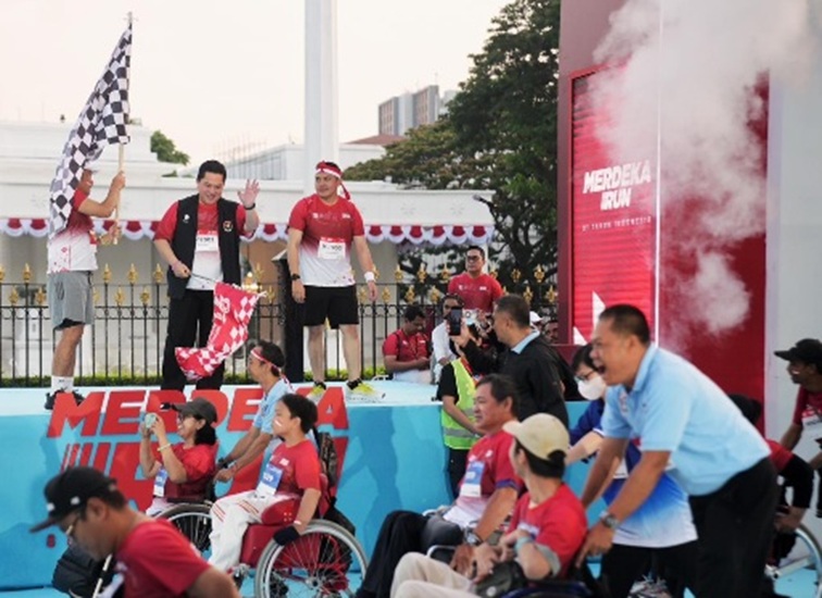 Menpora RI Erick Thohir bersama Menteri Sekretaris Negara (Mensesneg), Prasetyo Hadi dan Sekretaris Kabinet (Seskab), Teddy Indra Wijaya melepas 12 ribu peserta ajang lari Merdeka Run 2026 di Istana Merdeka, Jakarta, Sabtu (29/8/26). (Dok. kemenpora.go.id)
