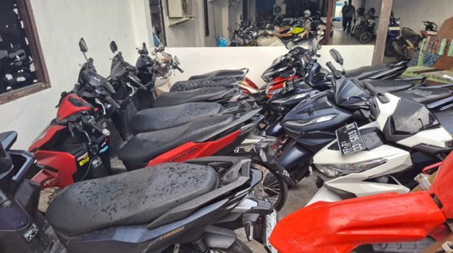 12 Motor balapan yang diamankan Satlantas Polres Kukar, Tenggarong, Kamis (6/8/26). (Dilla/Lingkarkaltim)