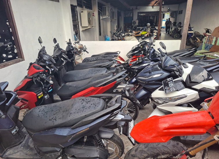 12 Motor balapan yang diamankan Satlantas Polres Kukar, Tenggarong, Kamis (6/8/26). (Dilla/Lingkarkaltim)