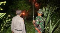 Tim Damkarmatan Pos Sektor Muara Muntai bersama anggota Polsek, Koramil, dan warga saat berjibaku memadamkan kebakaran lahan seluas 1 hektare di Desa Rebaq Rinding, Muara Muntai, Kukar, Rabu (26/8/2026) malam. (Doc. Pos Sektor Muara Muntai)