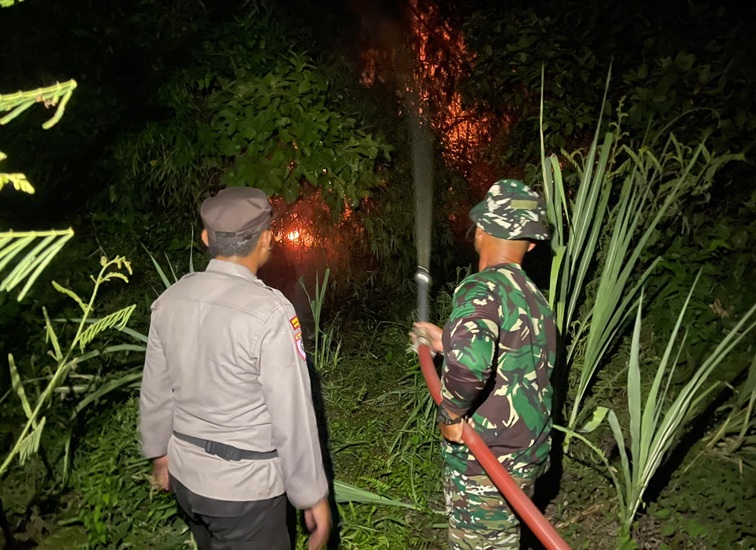 Tim Damkarmatan Pos Sektor Muara Muntai bersama anggota Polsek, Koramil, dan warga saat berjibaku memadamkan kebakaran lahan seluas 1 hektare di Desa Rebaq Rinding, Muara Muntai, Kukar, Rabu (26/8/2026) malam. (Doc. Pos Sektor Muara Muntai)