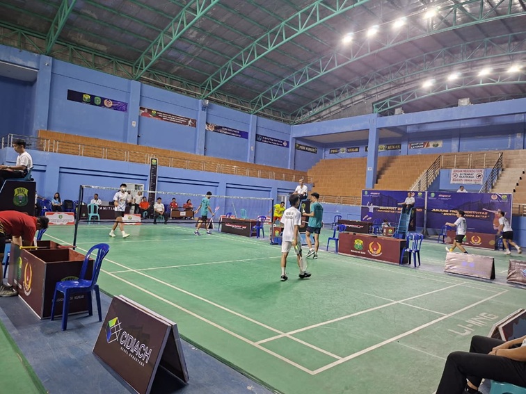 Pertandingan Bulu Tangkis di gedung PBSI Tenggarong. (Dilla/lingkarkaltim)