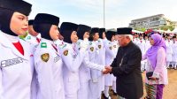 Pelaksanaan Upacara Penurunan Bendera Peringatan HUT ke-81 RI yang berlangsung khidmat, diikuti jajaran Otorita IKN, tamu undangan, serta masyarakat di Ibu Kota Nusantara, Senin (17/8/2026).(Dok.Humas IKN)