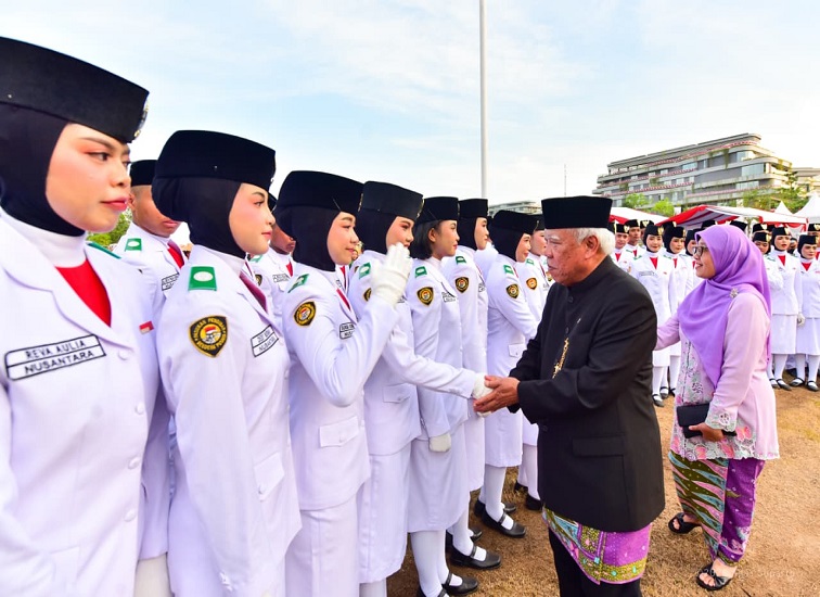 Pelaksanaan Upacara Penurunan Bendera Peringatan HUT ke-81 RI yang berlangsung khidmat, diikuti jajaran Otorita IKN, tamu undangan, serta masyarakat di Ibu Kota Nusantara, Senin (17/8/2026).(Dok.Humas IKN)