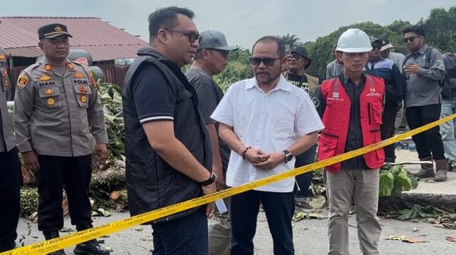 Bupati Kukar Sidak Jalan Longsor di Jembayan, Sabtu (15/8/2026) (Rizki/Lingkarkaltim)