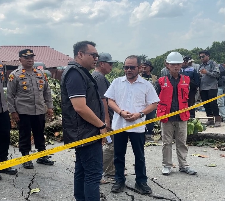 Bupati Kukar Sidak Jalan Longsor di Jembayan, Sabtu (15/8/2026) (Rizki/Lingkarkaltim)
