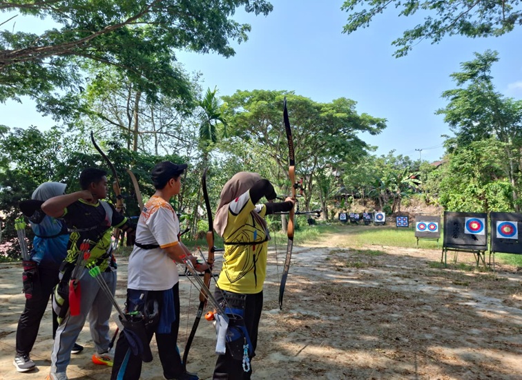 Para Atlet Panahan sedang berlatih di lapangan Jalan Gunung Sentul, Tenggarong, Rabu (26/8/26). (Dilla/lingkarkaltim).