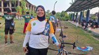 Alpriani Eka Setiowati (26) saat berlatih panahan di Arena panahan jalan. Tenis Lapangan Stadion Rondong Demang, Tenggarong, Senin (24/8/26). (Dilla/lingkarkaltim)