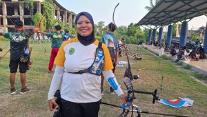 Alpriani Eka Setiowati (26) saat berlatih panahan di Arena panahan jalan. Tenis Lapangan Stadion Rondong Demang, Tenggarong, Senin (24/8/26). (Dilla/lingkarkaltim)
