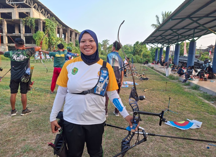 Alpriani Eka Setiowati (26) saat berlatih panahan di Arena panahan jalan. Tenis Lapangan Stadion Rondong Demang, Tenggarong, Senin (24/8/26). (Dilla/lingkarkaltim)
