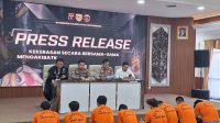 Press Release penganiayaan secara bersama sama yang mengakibatkan korban meninggal dunia, Senin (10/8/26). (Dilla/lingkarkaltim)