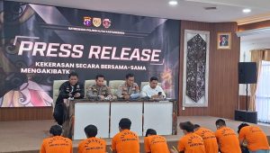 Press Release penganiayaan secara bersama sama yang mengakibatkan korban meninggal dunia, Senin (10/8/26). (Dilla/lingkarkaltim)