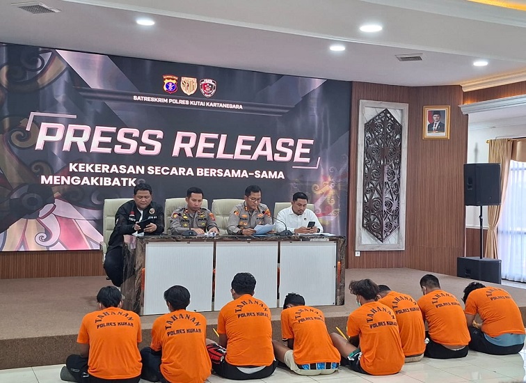 Press Release penganiayaan secara bersama sama yang mengakibatkan korban meninggal dunia, Senin (10/8/26). (Dilla/lingkarkaltim)