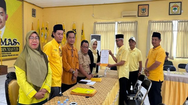Penyerahan formulir pendaftaran calon Ketua Golkar Kukar, Jum'at (28/8/2026) (Rizki/Lingkarkaltim)