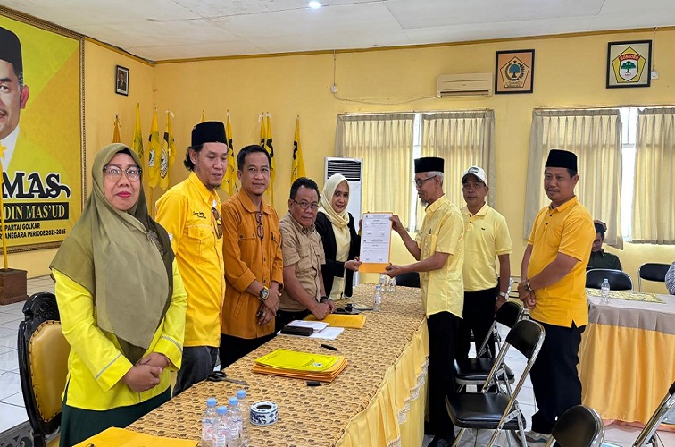 Penyerahan formulir pendaftaran calon Ketua Golkar Kukar, Jum'at (28/8/2026) (Rizki/Lingkarkaltim)