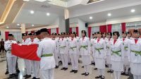 Para Anggota Paskibraka Kukar yang tengah melakukan pelipatan bendera untuk 17 Agustus 2026. (M. As'ari/Lingkarkaltim)