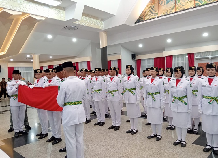 Para Anggota Paskibraka Kukar yang tengah melakukan pelipatan bendera untuk 17 Agustus 2026. (M. As'ari/Lingkarkaltim)