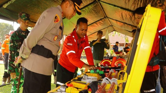 Kapolres Kukar beserta jajaran mengecek Sarana Prasarana Milik BPBD,Damkar dan Lainnya, Lapangan Polres Kukar, Jumat (14/8/26). (Doc. Humas Polres Kukar)