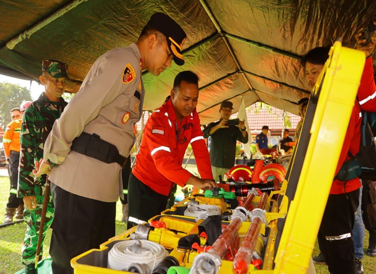 Kapolres Kukar beserta jajaran mengecek Sarana Prasarana Milik BPBD,Damkar dan Lainnya, Lapangan Polres Kukar, Jumat (14/8/26). (Doc. Humas Polres Kukar)