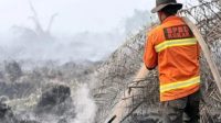 Proses pemadaman lahan gambut di Desa Muara Leka Kecamatan Muara Muntai oleh BPDB Kukar. (Dok. BPDB Kukar)