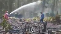 Damkar tangani karhutla, Desa Anggana, Selasa (4/8/26). (Doc. Disdamkarmatan Kukar)